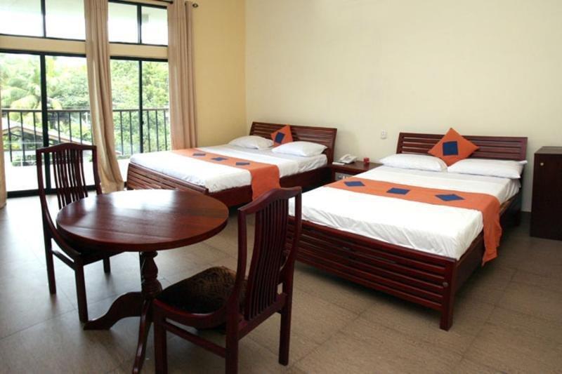 Monty Hotel Ampara Exterior photo
